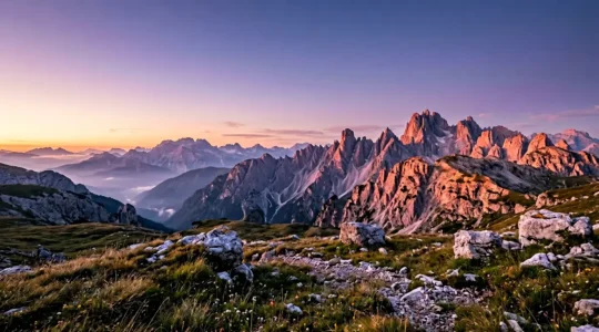 Alba spettacolare sulle cime dolomitiche che si tingono di rosa durante il fenomeno dell'enrosadira con cielo terso e negative space