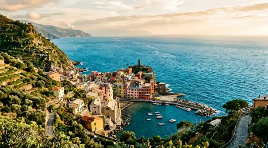 Borgo ligure tradizionale con case colorate arroccato sulla costa mediterranea