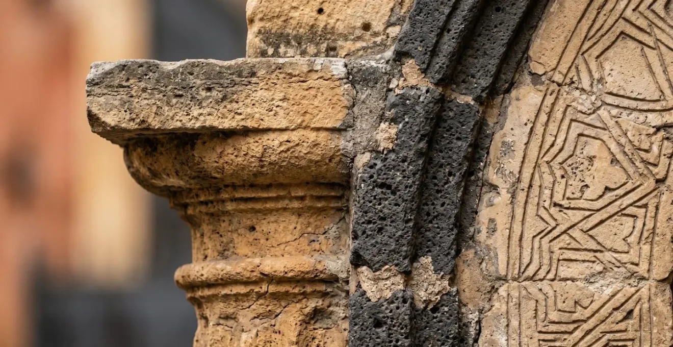 Macro dettaglio di elementi architettonici che mostrano la stratificazione culturale siciliana