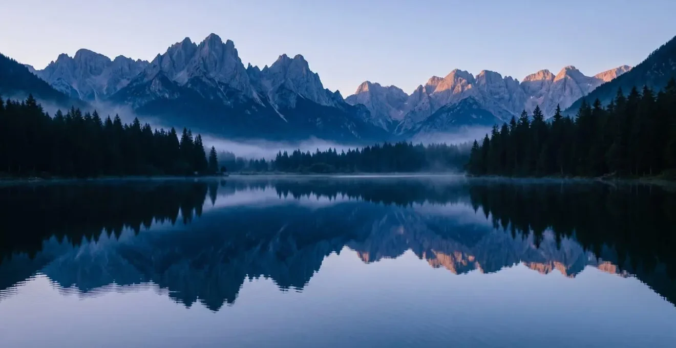 Riflesso perfetto delle vette dolomitiche in un lago alpino con composizione fotografica naturale