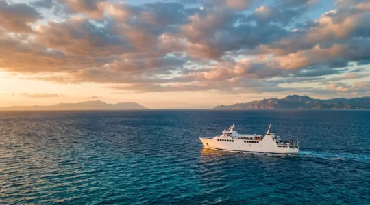 Traghetto che naviga tra le isole del Mediterraneo con vista panoramica delle coste della Sardegna e della Corsica