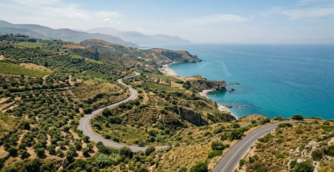 Vista aerea di una strada costiera panoramica che serpeggia tra colline mediterranee e mare turchese