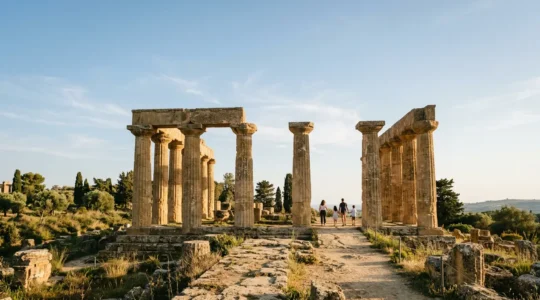 Famiglia con bambini esplora un sito archeologico UNESCO italiano tra antiche rovine e natura