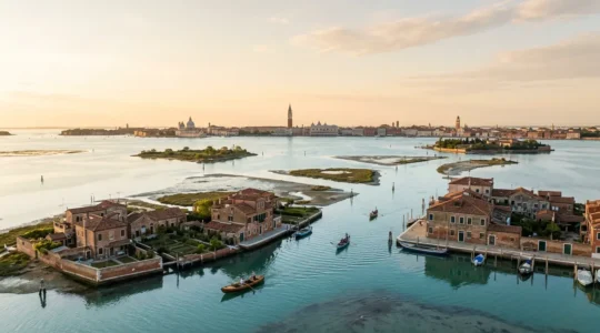 Veduta panoramica della laguna veneziana con isole minori e barche tradizionali, simbolo di turismo rispettoso e sostenibile